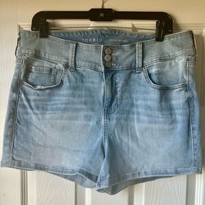 Torrid Light Blue Jegging Mid Shorts Size 14
